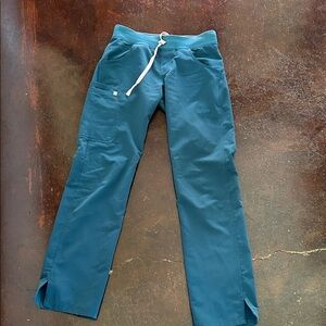 Figs Kade cargo scrub pants in hunter green. XS/tall